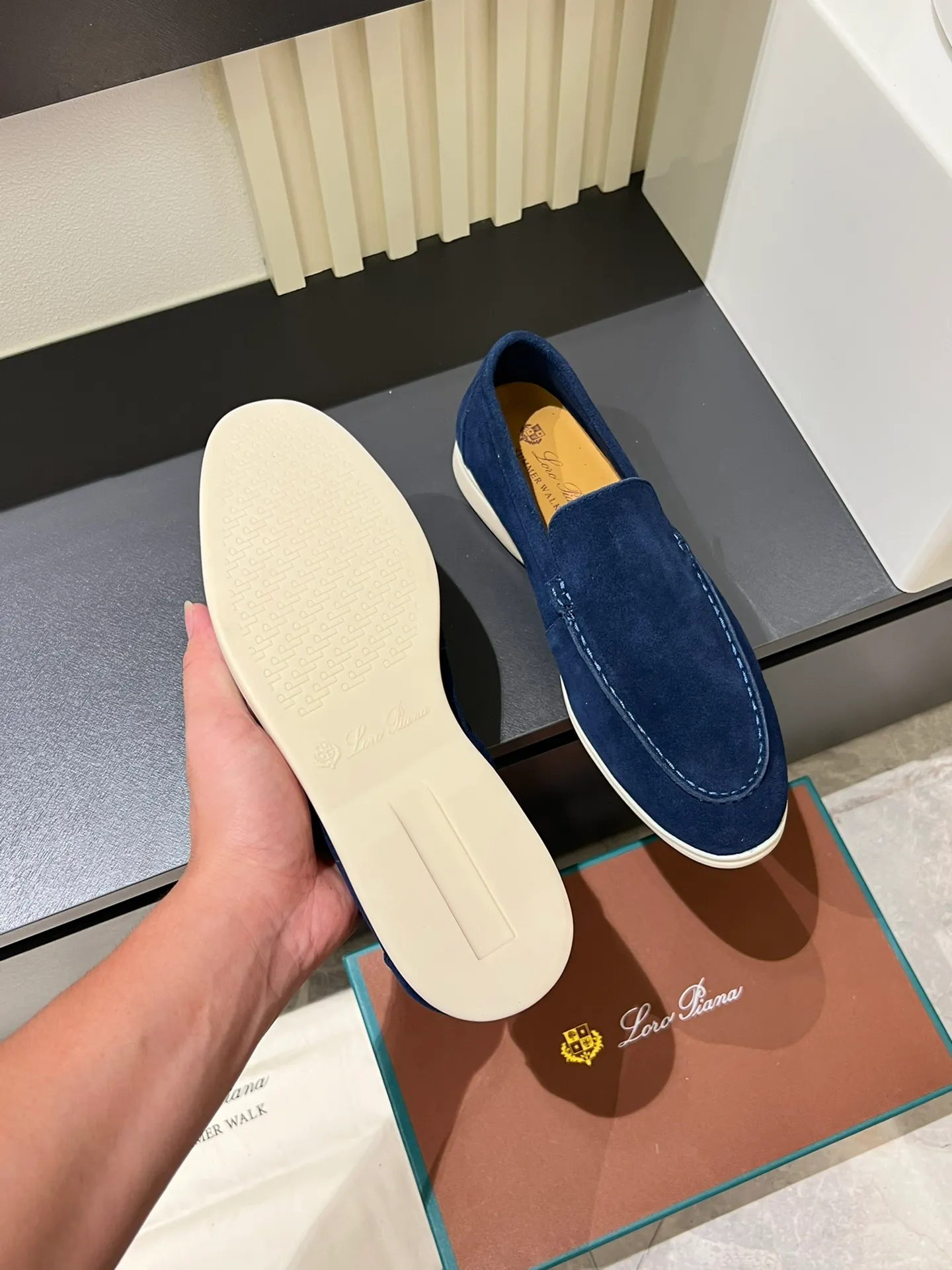 Men's shoes 💰p360 "Loro men's shoes 💰pian'*" Classic L men's shoes for couples 💰p Top version British flat loafers, a must-have item in old money style, the minimalist design is eye-catching and durable, a plus point for dressing The soft foot feel and texture are outstanding. They don’t scratch your feet and are very nice. They are matched with soft and waxy soles. They can be worn daily for a long time without getting tired. They are easy to wear, versatile and classic items, with perfect foot feel and texture! Imported cashmere fabric, the lining is made of imported A-grade water-dyed cow lining, the top version of the genuine leather midsole is sewn with pure handmade mark thread! Size: Female 35-40 (34. Customized) Male 38-44 (45.46. Customized)